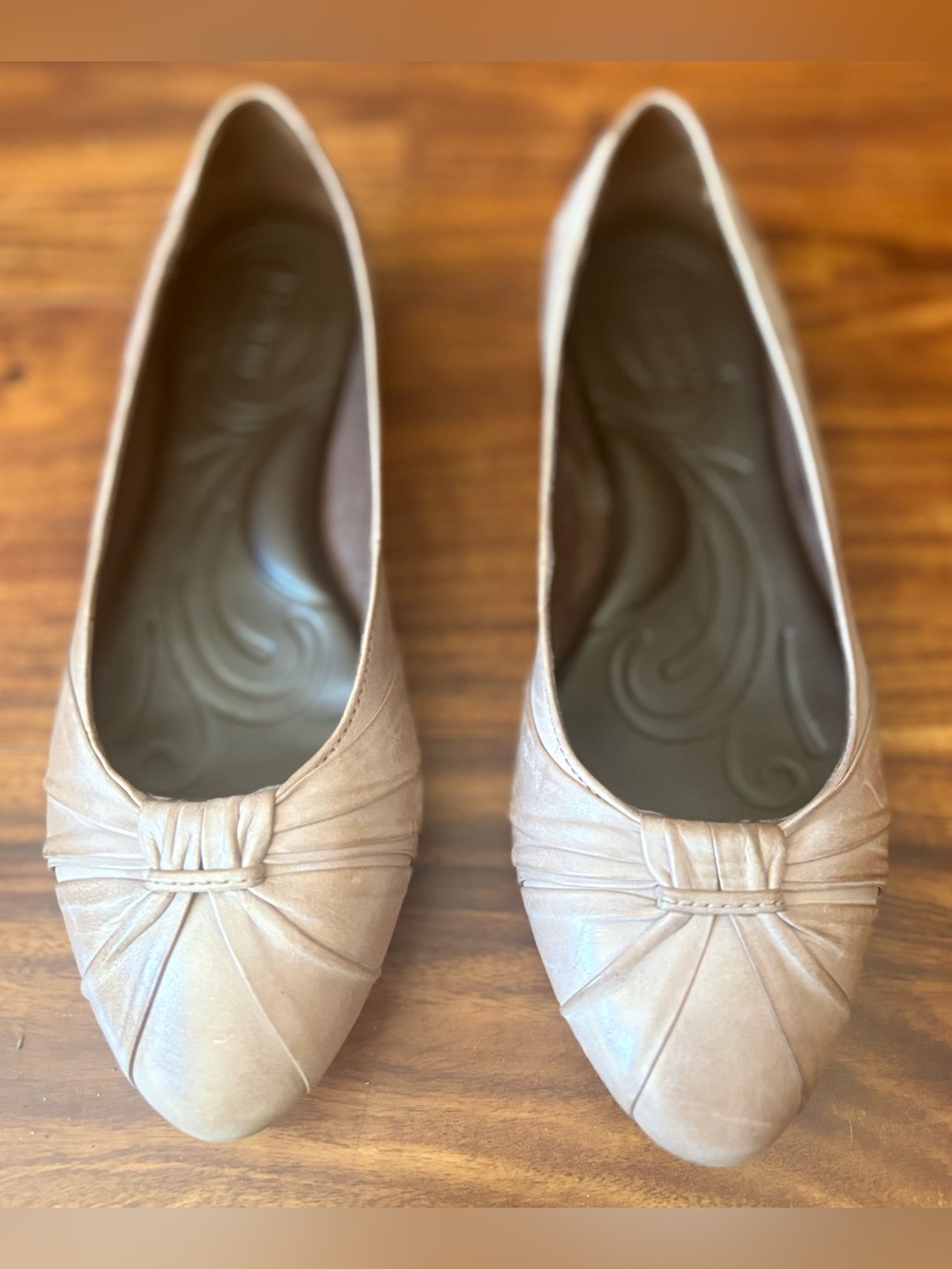 Born Soft Tan Leather Ballet Shoes Bow Style Women’s size 7.5